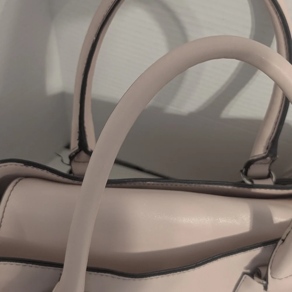 London Fog Pale Pink Leather‎ Handbag With Pockets